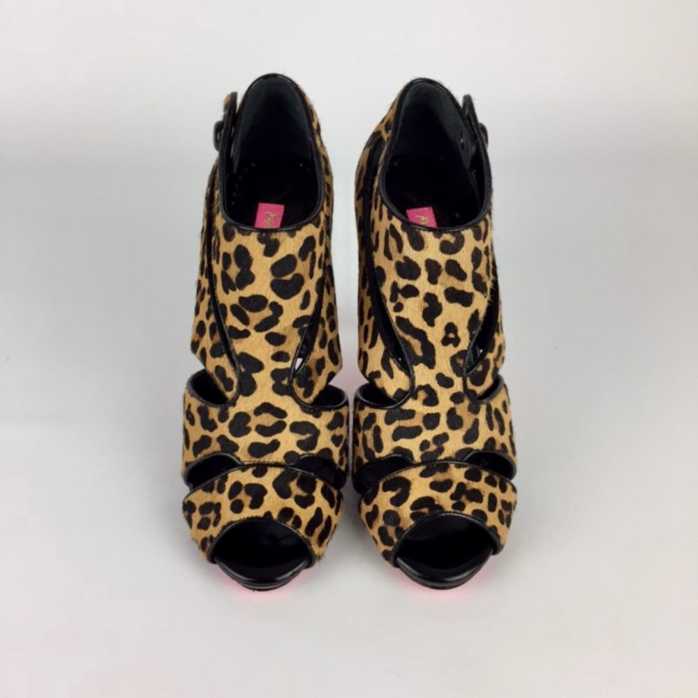 Betsey Johnson Womens Carlos Leopard Calf Hair Pumps Cutout Shooties size 5.5 - Picture 2 of 15